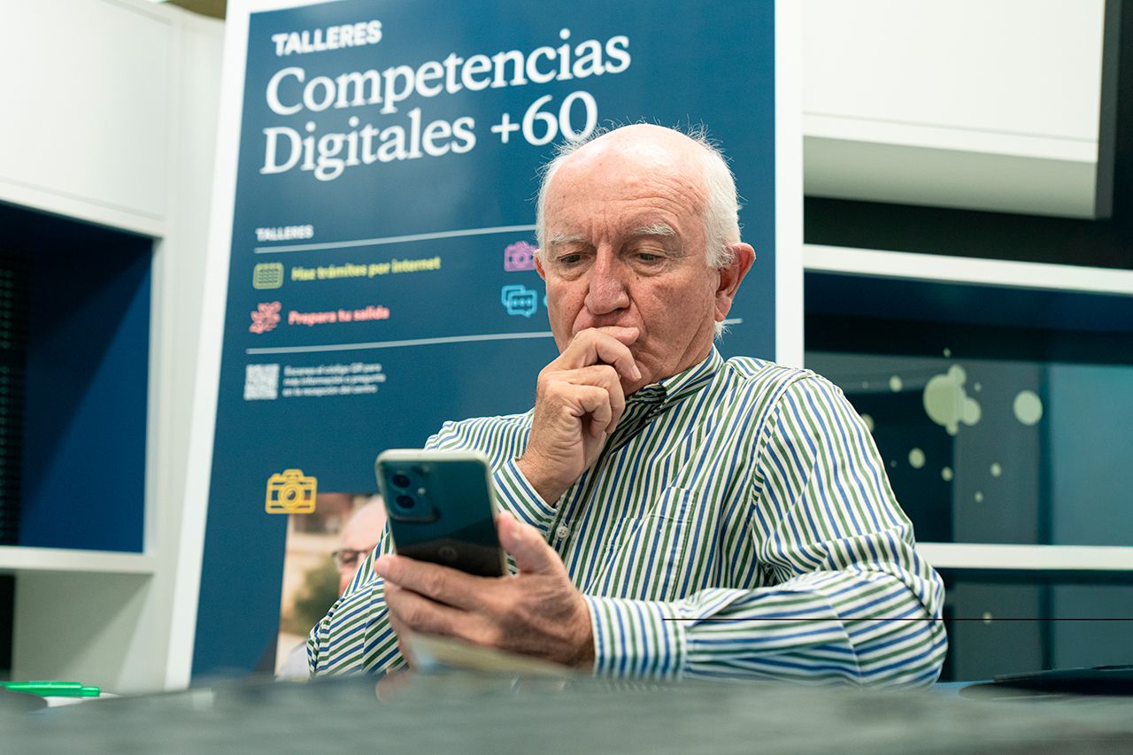 Un señor practica con el móvil durante los talleres Competencias Digitales +60. © Fundación ”la Caixa”