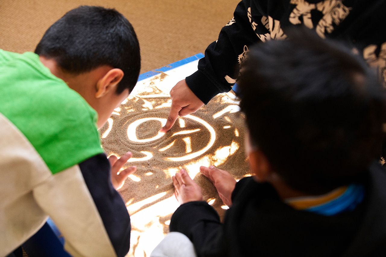 Actividad manipulativa para reforzar la motricidad fina. © Fundación ”la Caixa”