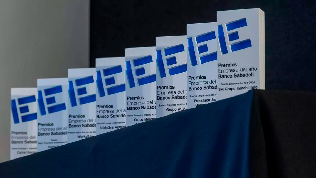 Estatuillas de los Premios Empresa del Año Banco Sabadell con los galardonados en la edición de 2024. / Rafa Arjones