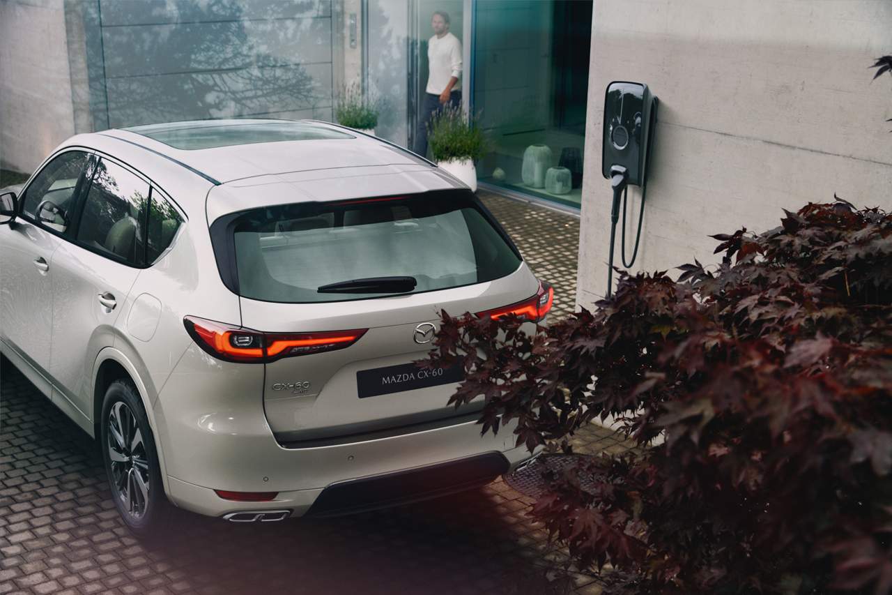 El motor eléctrico e-Skyactiv del Mazda CX-60 ofrece una autonomía de 63 km mientras el vehículo circule a menos de 100 km/h.